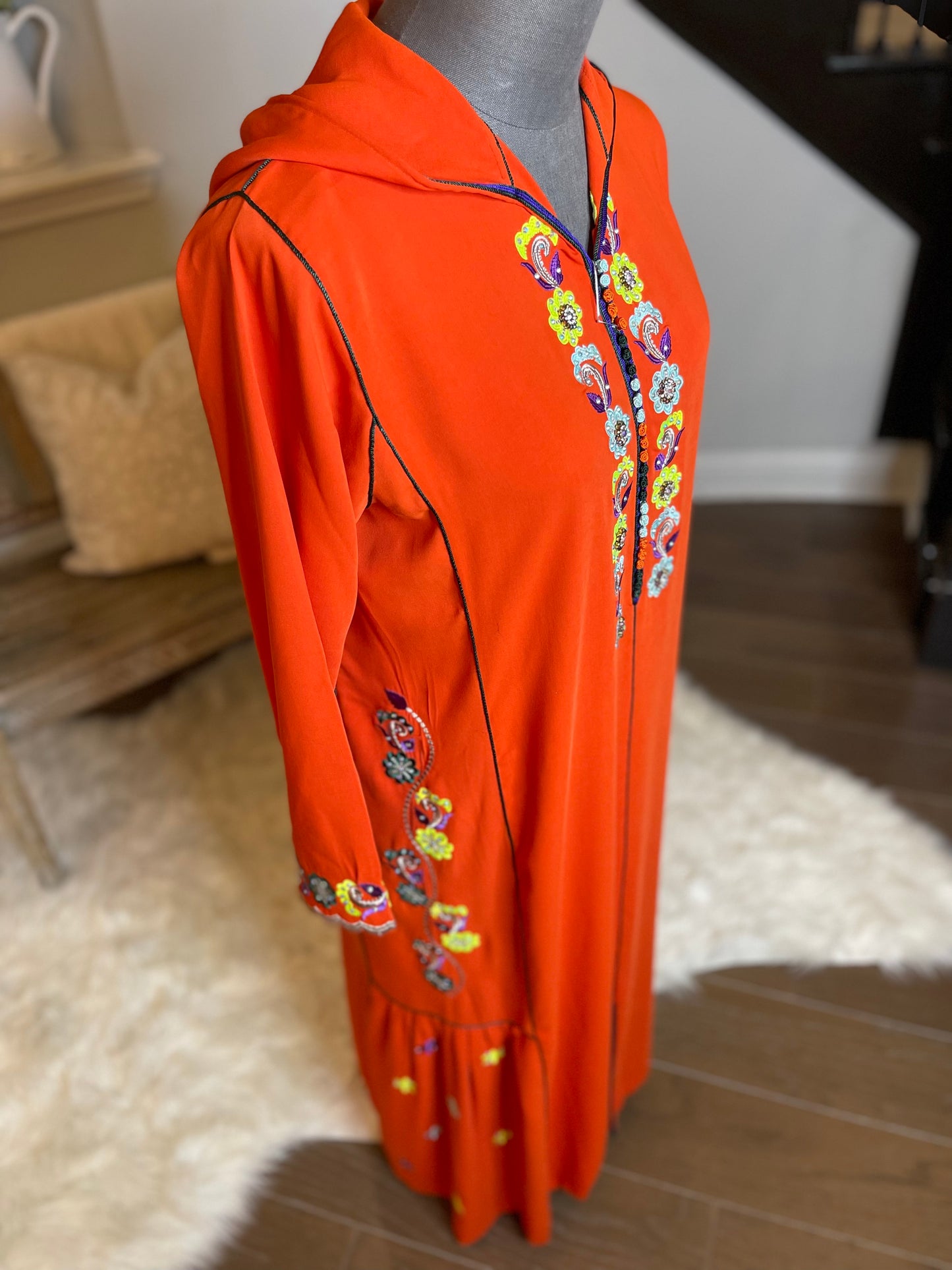 JELLABA WITH FOLDS IN THE SIDES & EMBROIDERY