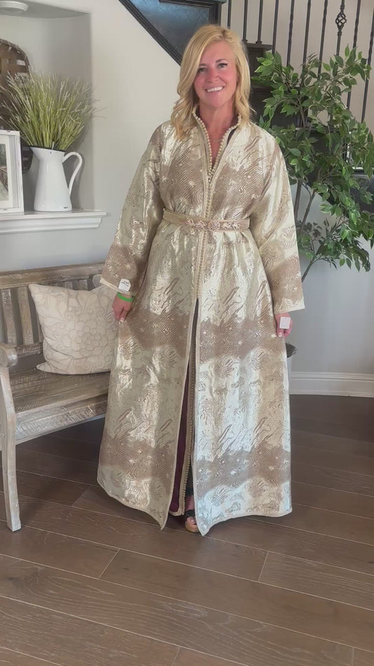 Golden Burgundy Majesty Takchita
