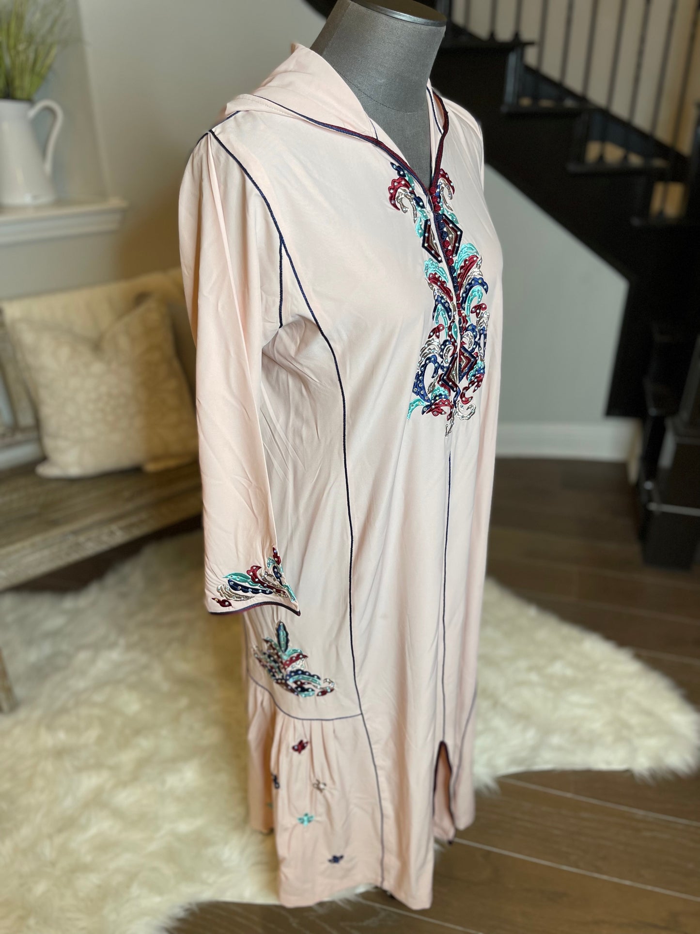 JELLABA WITH FOLDS IN THE SIDES & EMBROIDERY
