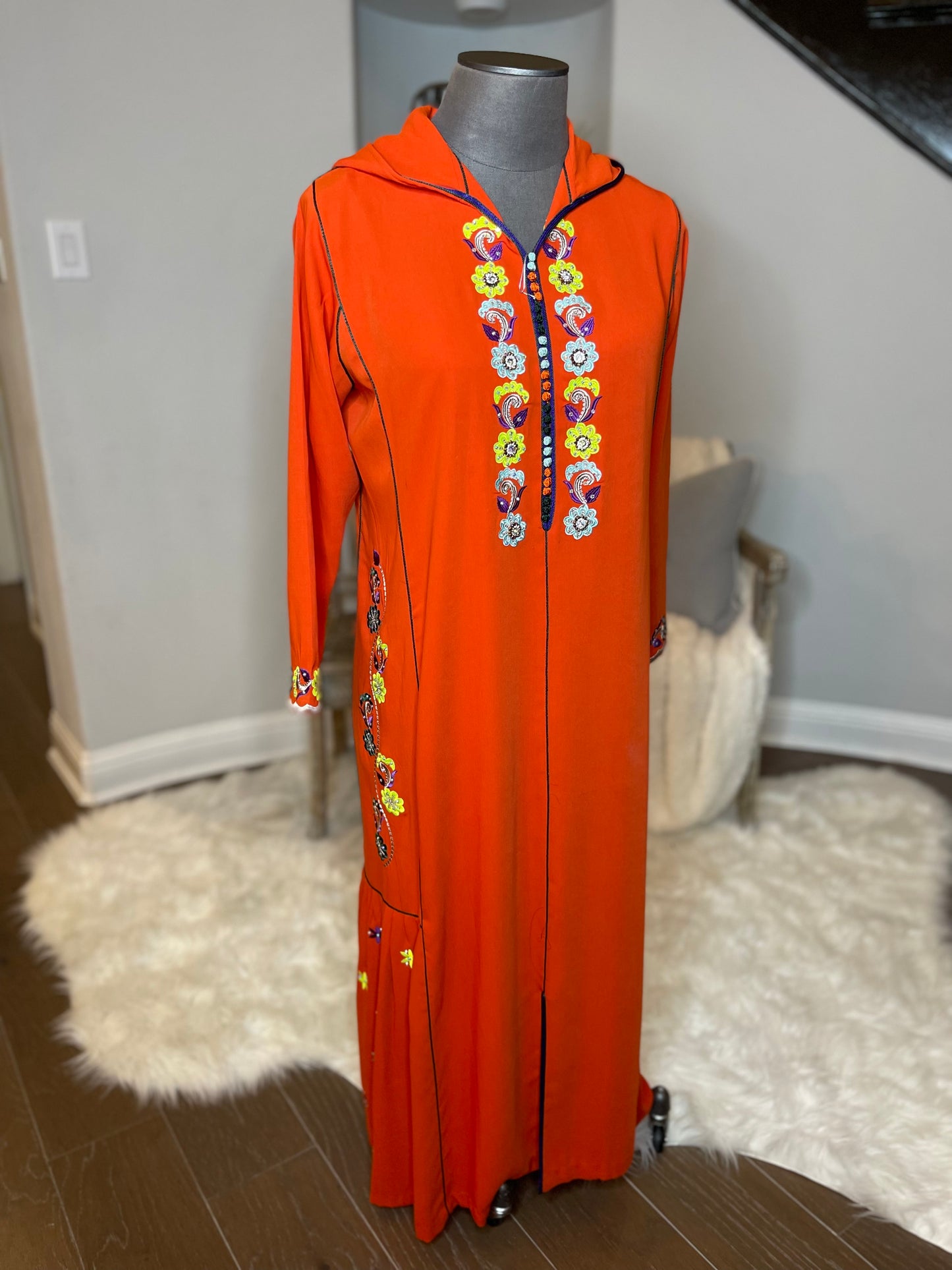 JELLABA WITH FOLDS IN THE SIDES & EMBROIDERY