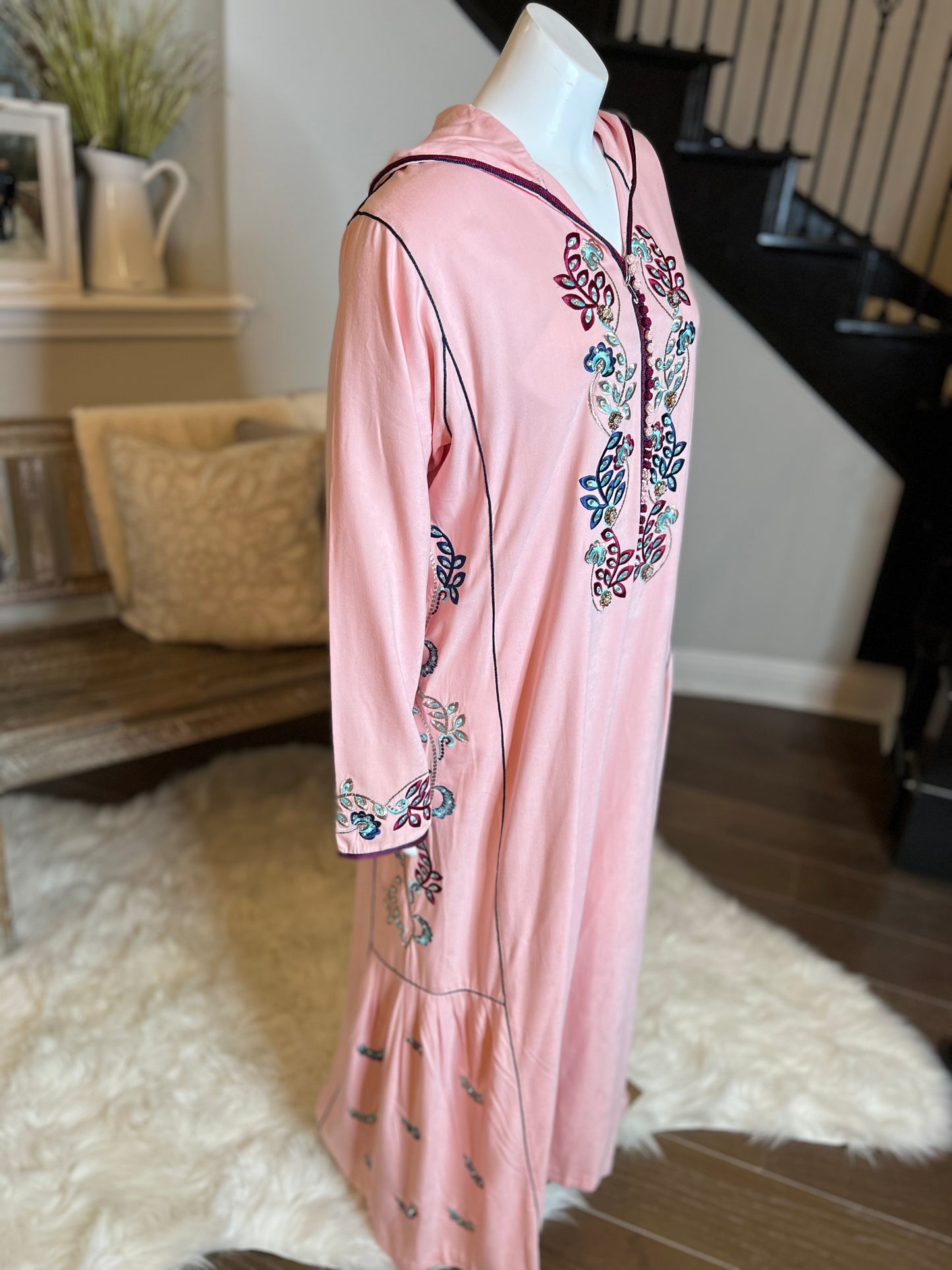 JELLABA WITH FOLDS IN THE SIDES & EMBROIDERY
